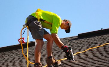 What are the advantages of hiring a licensed roofing contractor