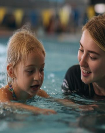 Choosing the Right Swimming Lesson Style for Your Child Group Private or Crash Course