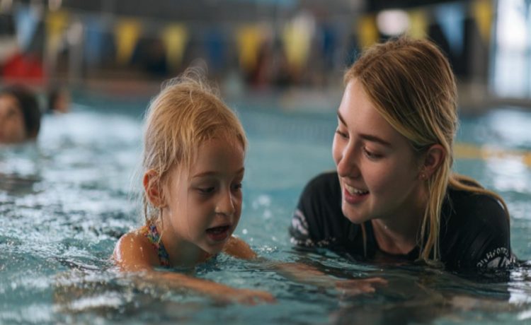 Choosing the Right Swimming Lesson Style for Your Child Group Private or Crash Course